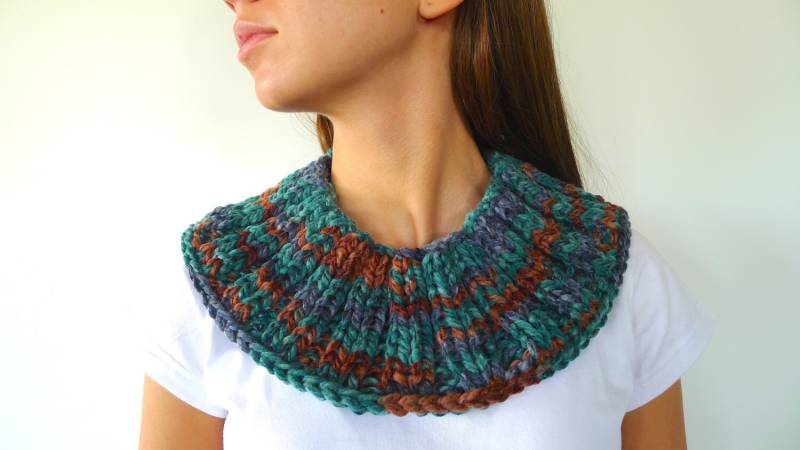 Schalkette in Grün Und Geröstet. Wollschal Mit Knöpfen. Gewebte Schals. Handgefertigte Strickkragen Original Wollschals von TheHandKnittedFactor