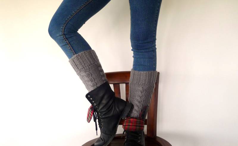 Zweinadelige Gestrickte Heizelemente Bei Acht | Punkt Wollwärmer Für Stiefel Beinlinge Graue Heizungen von TheHandKnittedFactor