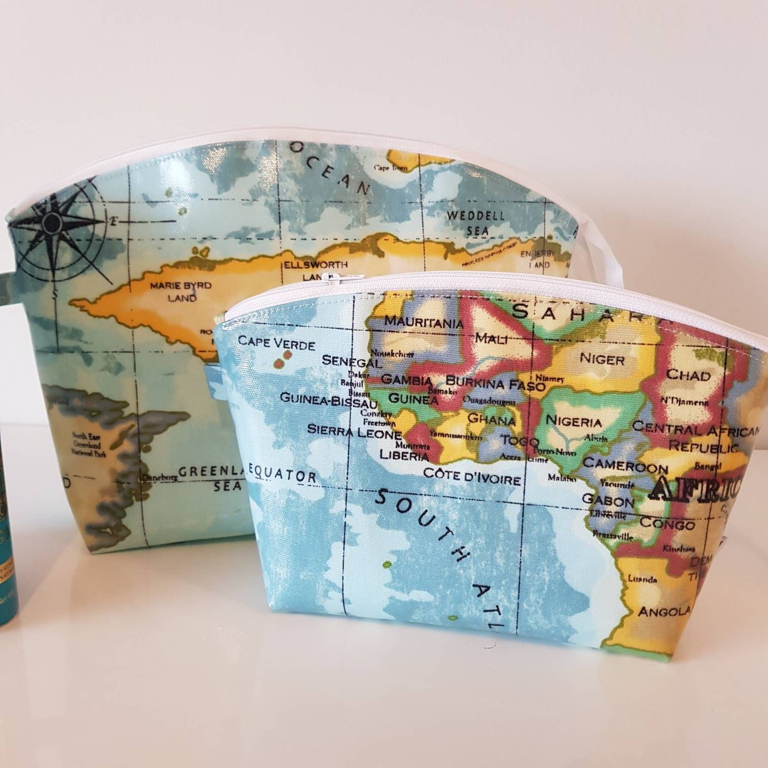 Weltkarte/Atlas Wachstuch Wasserdichte Waschtasche/Duschtasche Weltkarte/Atlas Wachstuch Wasserdichte Waschtasche/Duschtasche von TheHappyCaravanner