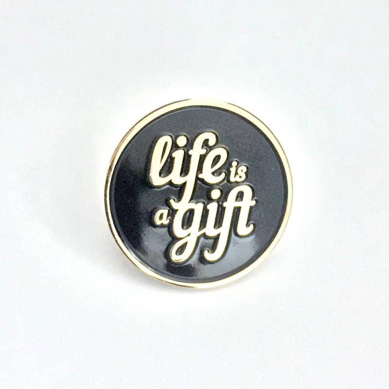 Life Is A Gift Emaille Pin von TheHappyProjectStore