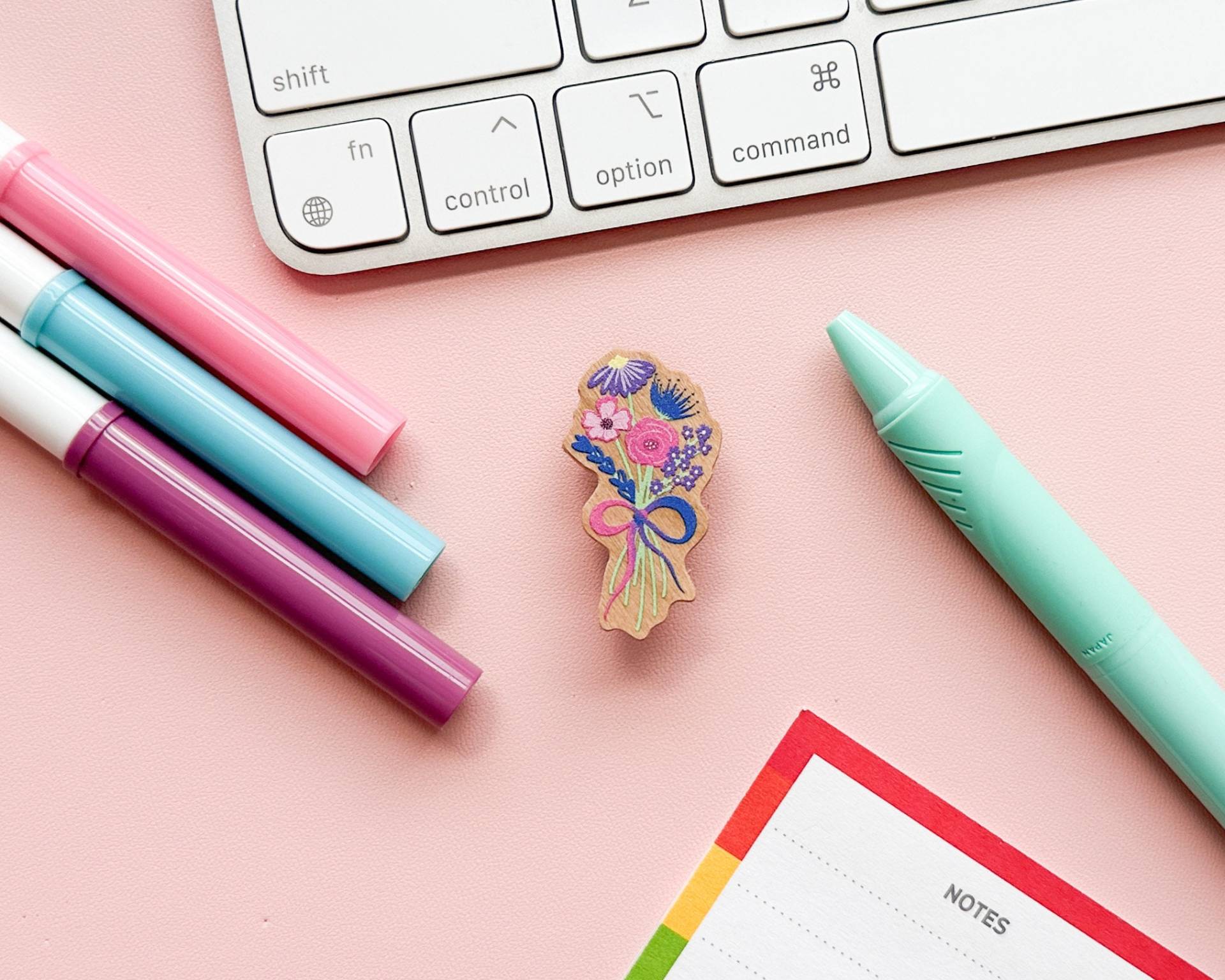 Blumenstrauß Bi Pride Pin Bisexuell von TheHarpyOtterCo