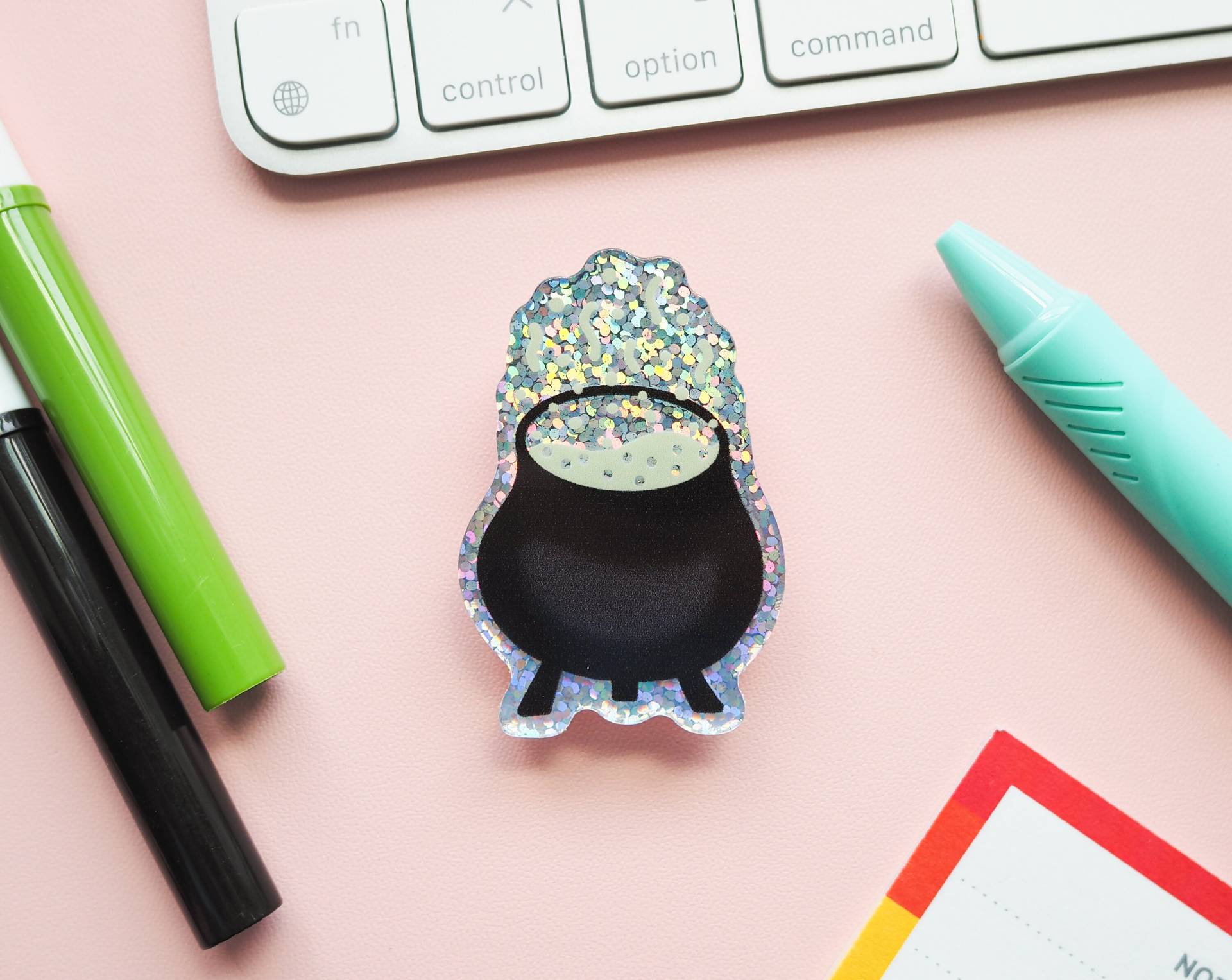 Zauberhafter Hexen Kessel Anstecknadel Halloween Brosche von TheHarpyOtterCo