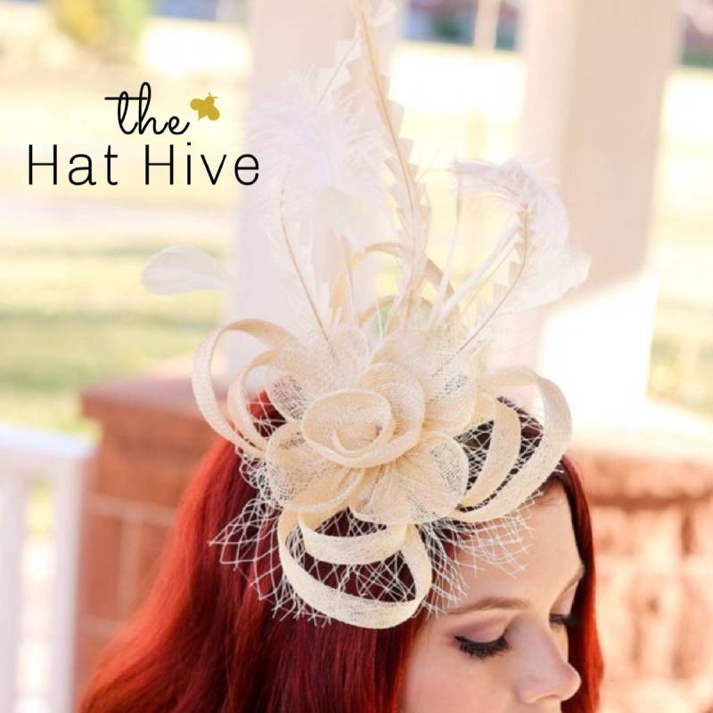 Elfenbein Fascinator Auf Haarkamm Damenhut Teeparty Hut Kirchenhut Kentucky Derby Fancy Hat Weiß Förmiger Hochzeitsgast von TheHatHive