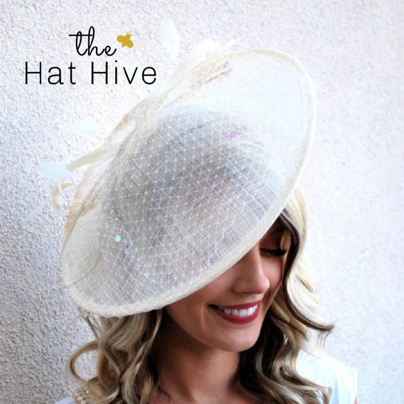 Großer Elfenbein Fascinator Kentucky Derby Hut Frauen Teeparty Kirchenhut Damenhut Hochzeitshut Kopfschmuck von TheHatHive