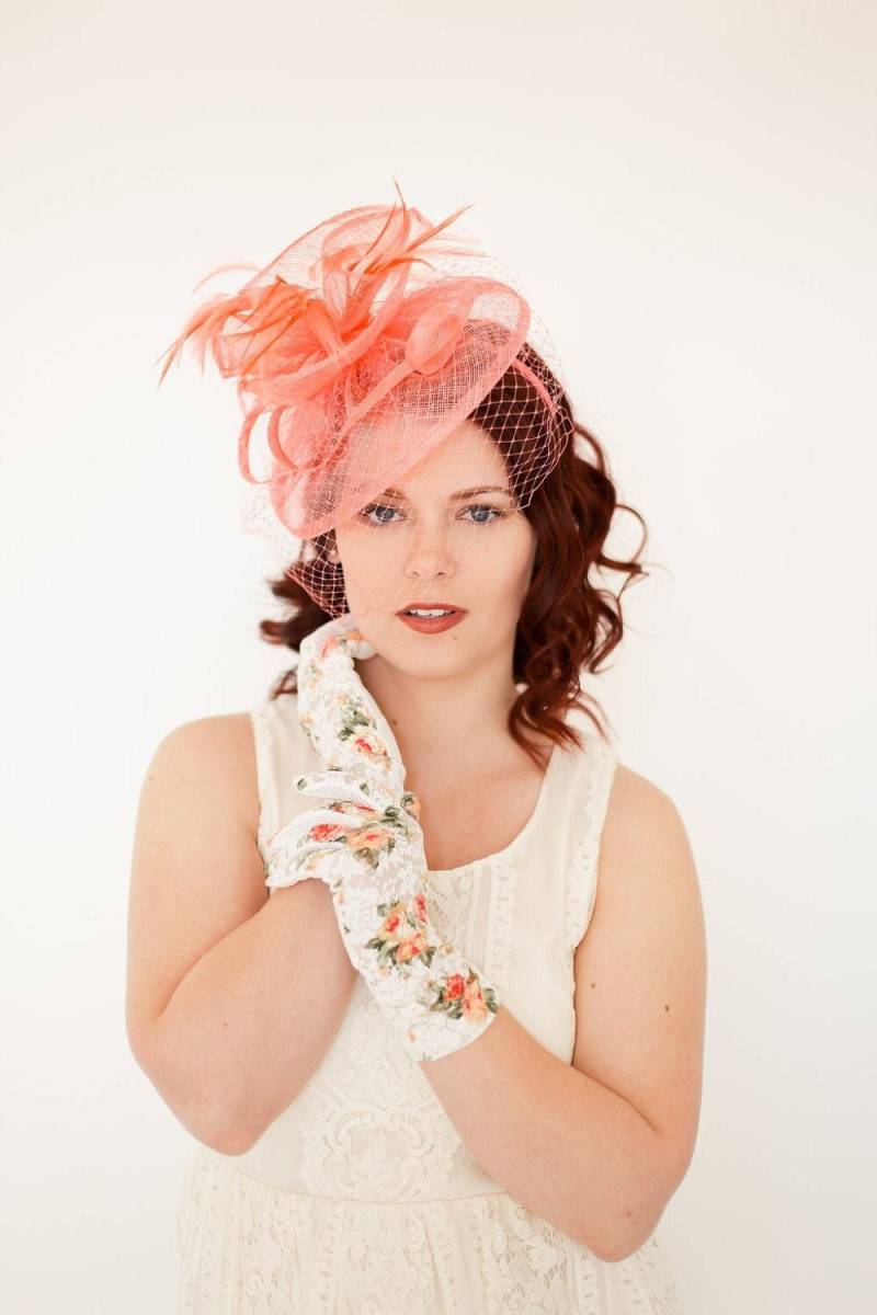 Korall-Pink Sinamay Fascinator Kentucky Derby Teeparty Hut von TheHatHive