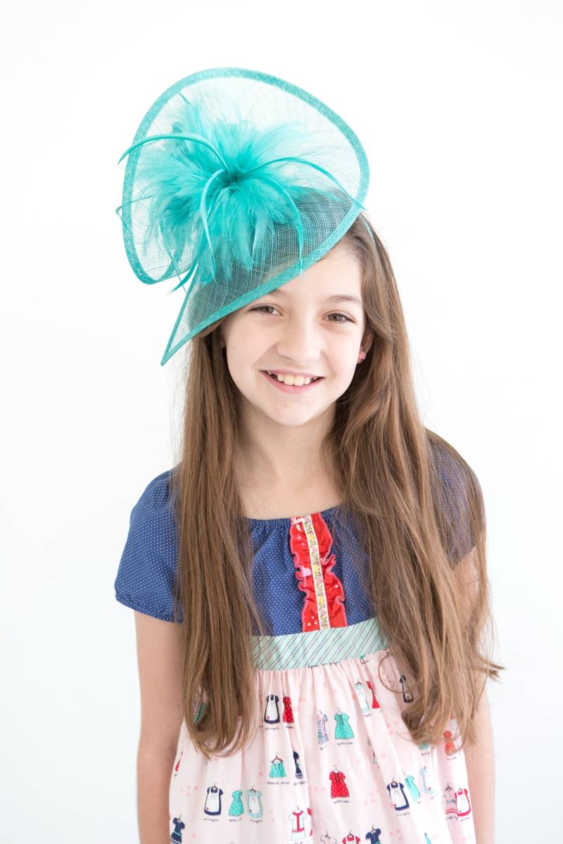 Mädchen Fascinator Türkis Sinamay-Federhut Auf Satin Haarreif von TheHatHive