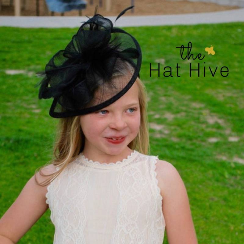 Mädchen Sinamay Fascinator Gefiederter Teeparty Hut Auf Haarreif von TheHatHive