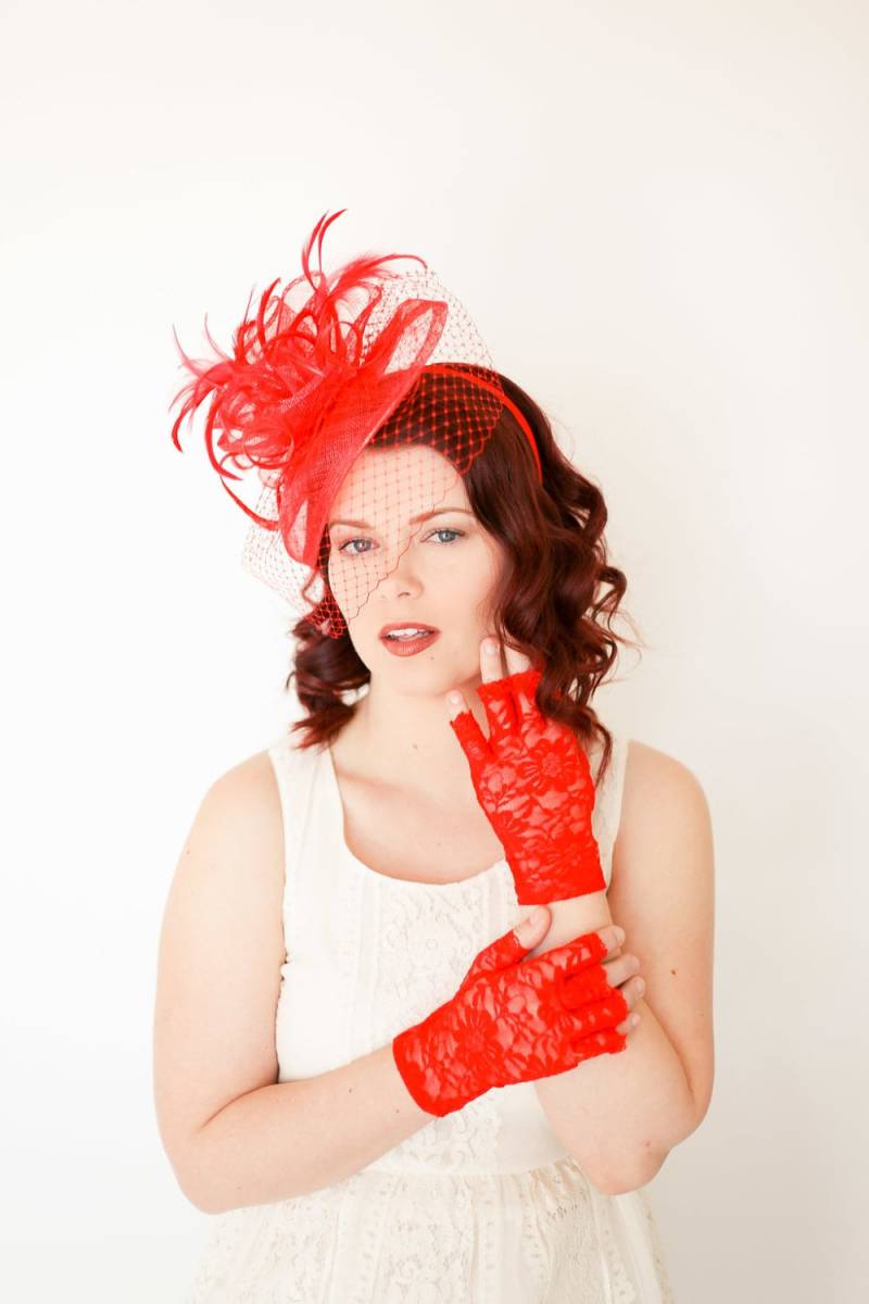 Roter Sinamay Fascinator Kentucky Derby Hut, Teeparty Haarband von TheHatHive