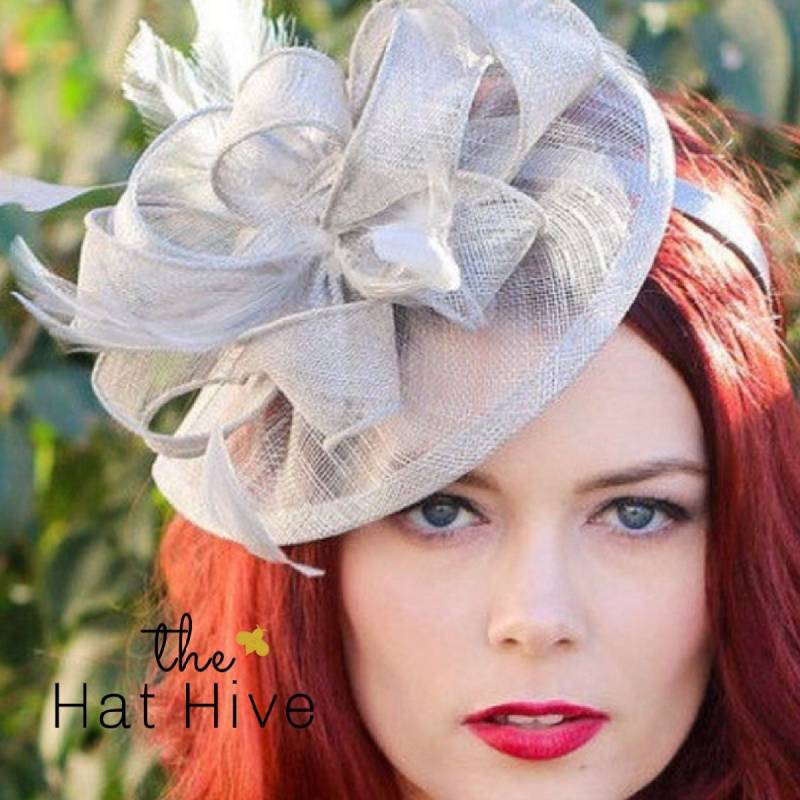 Silber Grauer Fascinator Damen Teeparty Hut Kirchenhut Derby Fancy Silberhut Hochzeitsgast Brautmutter von TheHatHive