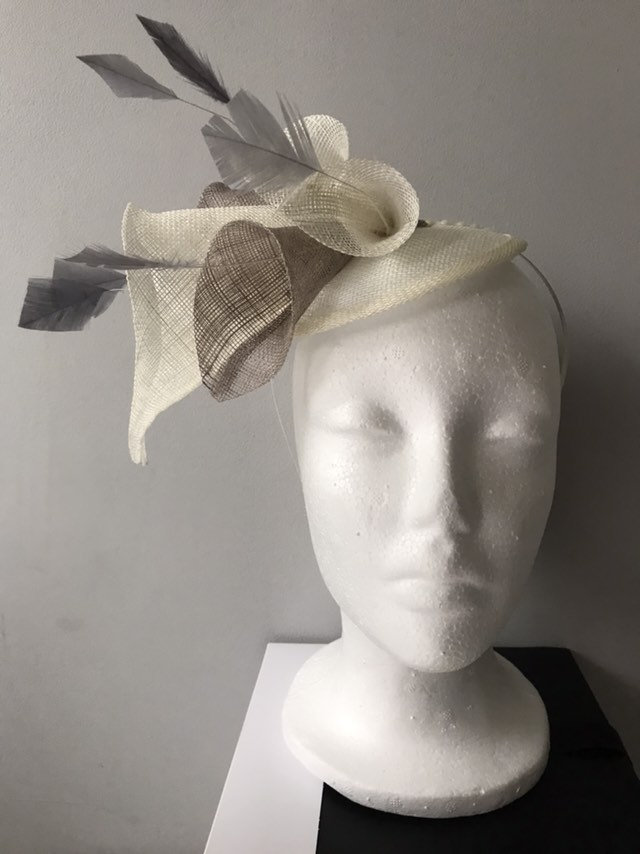 Elfenbein Grau Mokka Lilie Blume Fascinator Auf Haarband Für Hochzeiten Ascot Rennen Besondere Anlässe Elfenbein Grau Mokka Lilie Blume Fascinator Auf Haarband Für Hochzeiten Ascot Rennen Besondere Anlässe von TheHatinatorBoutique