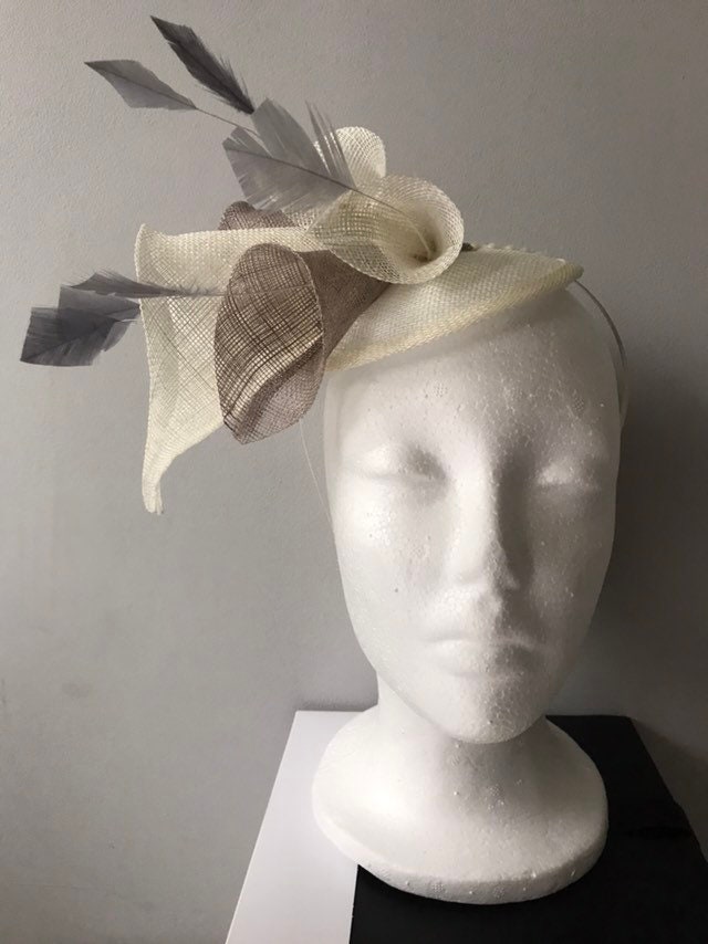 Elfenbein Grau Mokka Lilie Blume Fascinator Auf Haarband Für Hochzeiten Ascot Rennen Besondere Anlässe Elfenbein Grau Mokka Lilie Blume Fascinator Auf Haarband Für Hochzeiten Ascot Rennen Besondere Anlässe von TheHatinatorBoutique