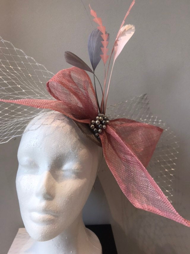 Rosa Und Grau Fascinator Schleife Auf Stirnband Verfügbar in Anderen Farben Hochzeit Ascot Rennen Rosa Und Grau Fascinator Schleife Auf Stirnband Verfügbar in Anderen Farben Hochzeit Ascot Rennen von TheHatinatorBoutique
