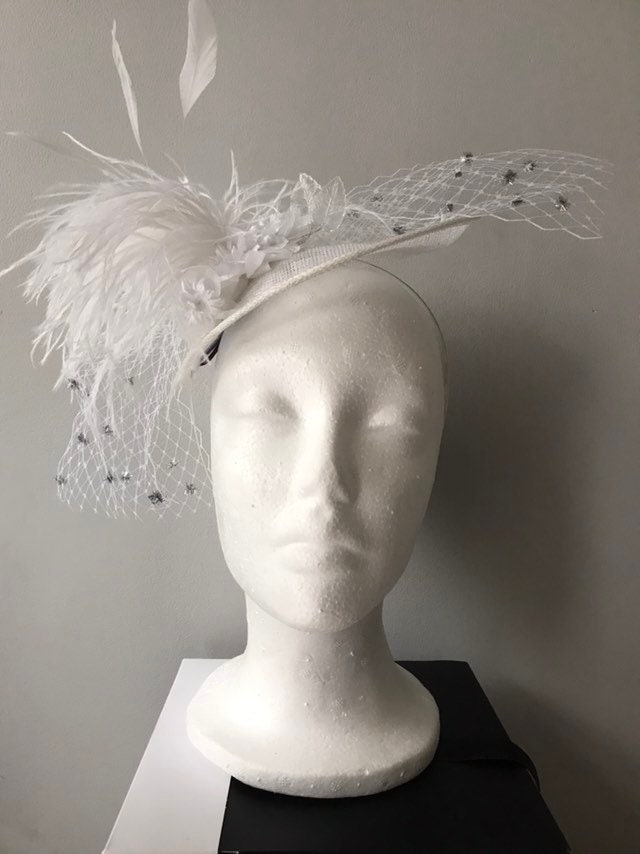 Weiße Fascinator Mit Einem Hauch Von Silber Funkeln Auf Stirnband Alice Band Hochzeit Ascot Rennen Weiße Fascinator Mit Einem Hauch Von Silber Funkeln Auf Stirnband Alice Band Hochzeit Ascot Rennen von TheHatinatorBoutique