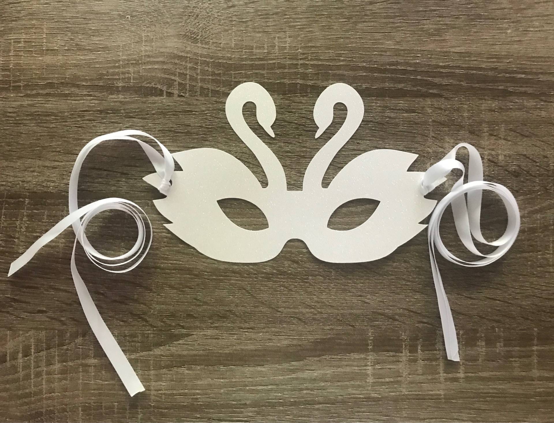 Schwan Maske | Geburtstag| Prinzessin Party Partydekorationen Schwanensee Thema Turning One Dekor Erster Geburtstag Schwan Maske | Geburtstag| Prinzessin Party Partydekorationen Schwanensee Thema Turning One Dekor Erster Geburtstag von TheHausOfHolly