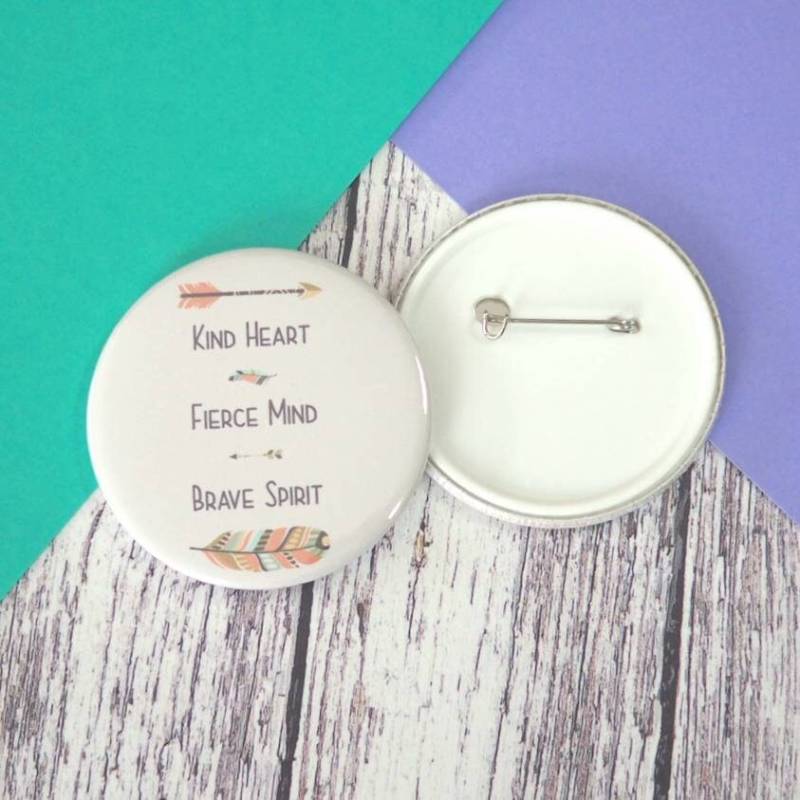 Gutes Herz, Heftigen Geist, Mutige Geist-Spruch-Buttons | 25mm, 45mm Oder 58mm, Schlüsselanhänger | 45mm 58mm Und Taschenspiegel | 58mm Gutes Herz, Heftigen Geist, Mutige Geist-Spruch-Buttons | 25mm, 45mm Oder 58mm, Schlüsselanhänger | 45mm 58mm Und Taschenspiegel | 58mm von TheHaveagoCrafter