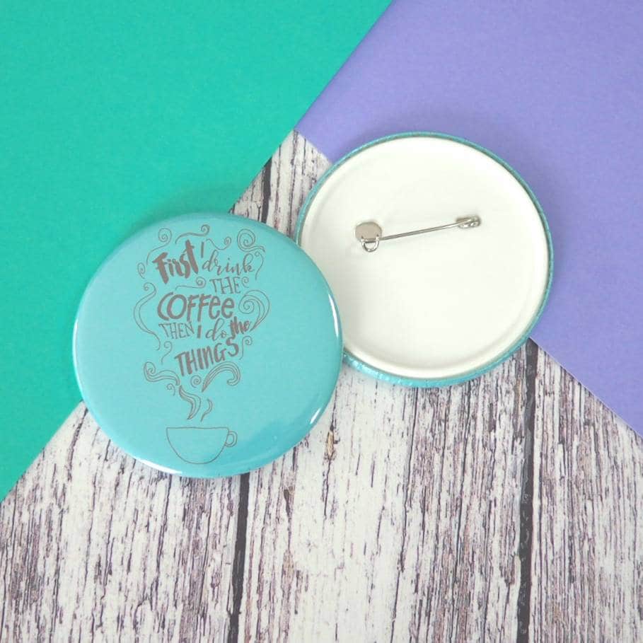 Zuerst Trinke Ich Den Kaffee Zitat Buttons | 25mm, 45mm Oder 58mm, Schlüsselanhänger | 45mm 58mm Und Taschenspiegel | 58mm Zuerst Trinke Ich Den Kaffee Zitat Buttons | 25mm, 45mm Oder 58mm, Schlüsselanhänger | 45mm 58mm Und Taschenspiegel | 58mm von TheHaveagoCrafter