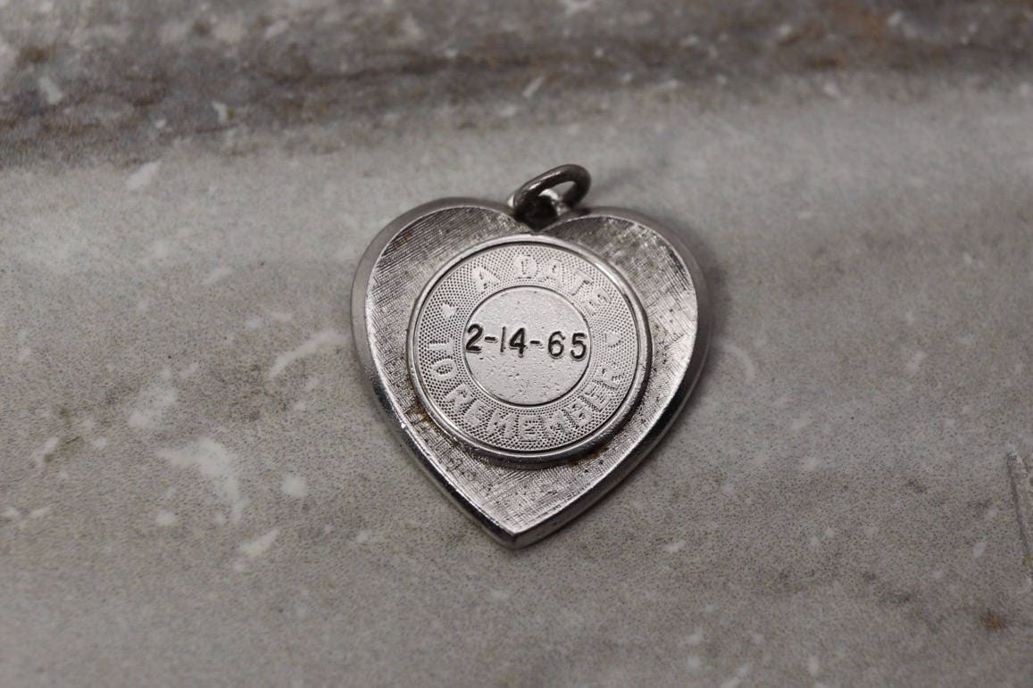 1965 A Date To Remember Herz Charm, Valentinstag Sterling Silber Gravierte Nachlass Schmuck, Geschenk, Geschenke Für Sie von TheHavenFinds