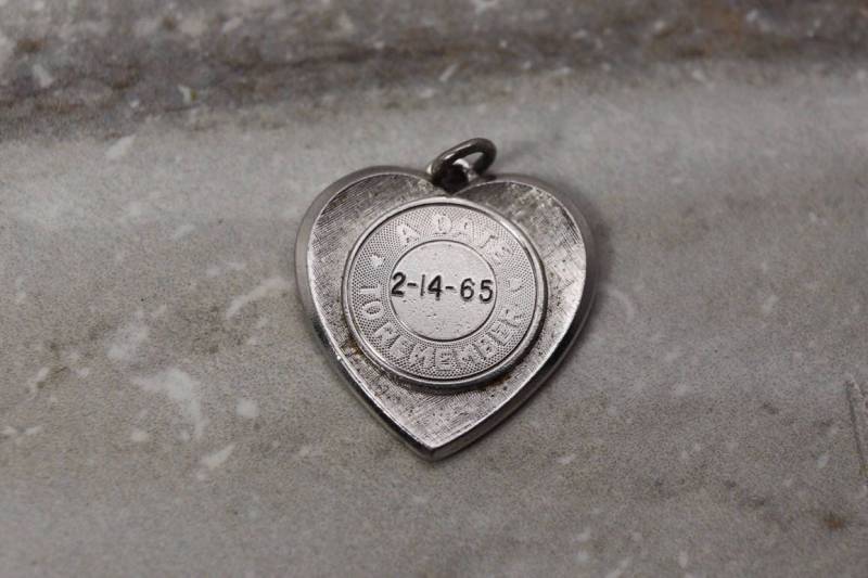 1965 A Date To Remember Herz Charm, Valentinstag Sterling Silber Gravierte Nachlass Schmuck, Geschenk, Geschenke Für Sie von TheHavenFinds