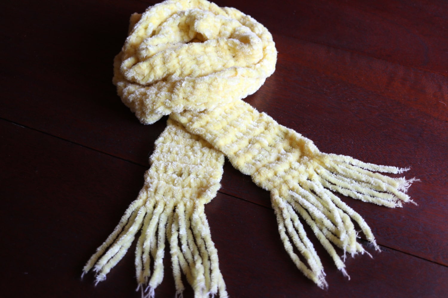 Gelber Handgestrickter Schal Mit Fransen, Winterschal Handgestrickt Geschenke Für Sie Mama von TheHavenFinds