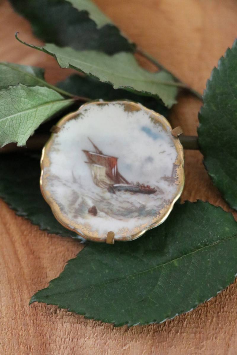 Rare Vintage Handbemalte Limoges Schiff Brosche Anhänger, Made in France, Signiert Nachlass Schmuck von TheHavenFinds