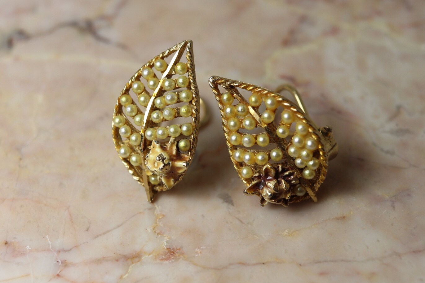 Vintage 1950Er Jahre Kunstperlen Clip Auf Blatt Ohrringe, Goldfarben Signiert Bsk, Juni Geburtsstein, Nachlass Ohrringe von TheHavenFinds