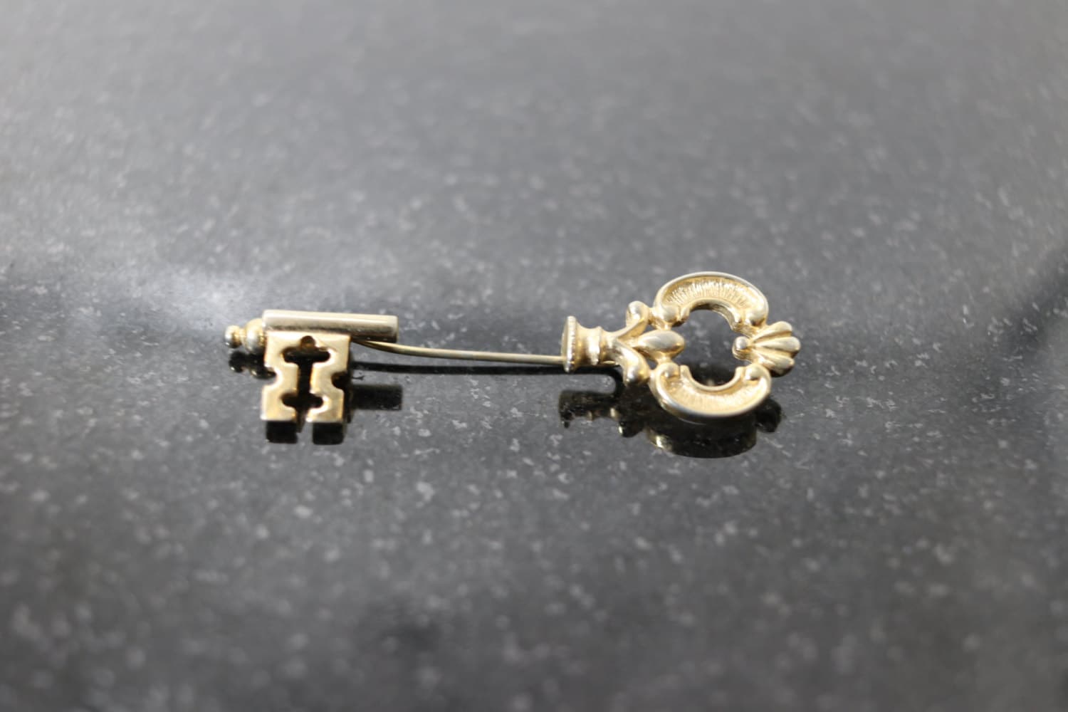 Vintage Avon Goldfarbene Schlüssel Brosche Anstecknadel Signiert von TheHavenFinds