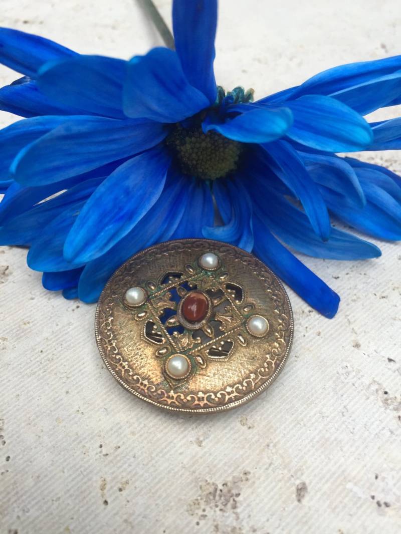 Vintage Goldfarbene Brosche Mit Kunstperlen-Akzent von TheHavenFinds
