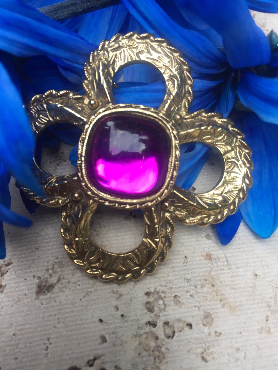 Vintage Goldfarbene Brosche Mit Lila Akzent Stein von TheHavenFinds