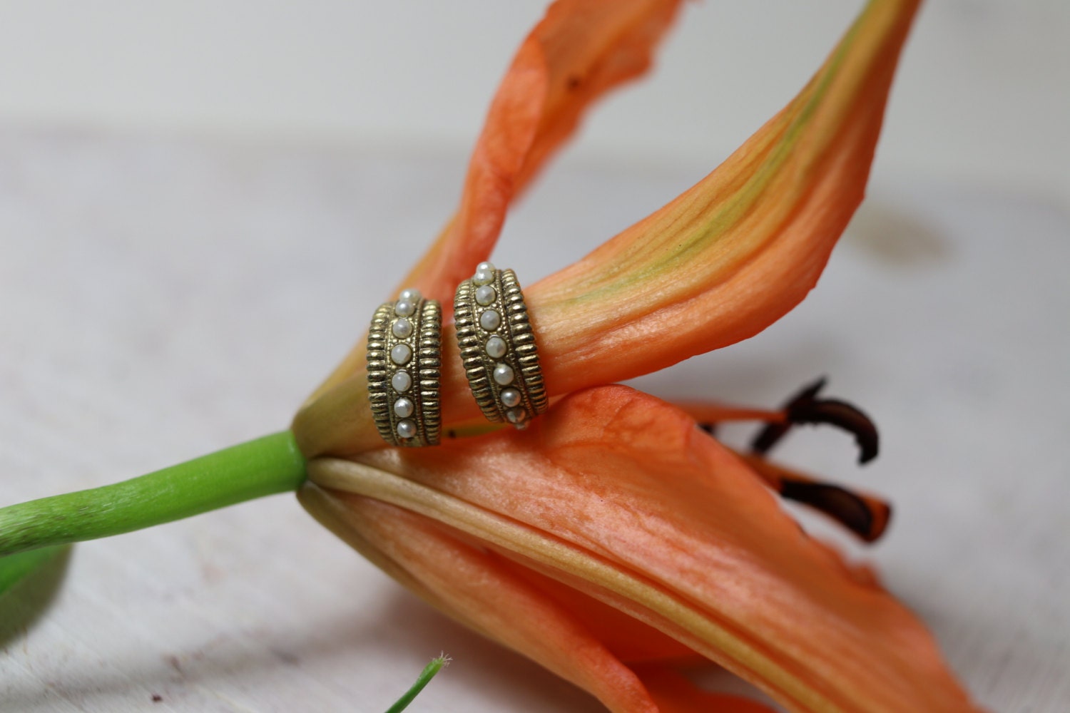 Vintage Goldfarbene Kunstperlen Ohrstecker, Juni Geburtsstein, Nachlass Ohrringe von TheHavenFinds