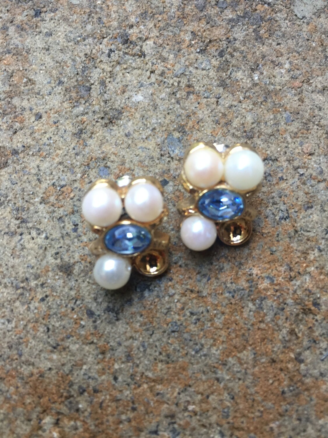 Vintage Goldfarbene Kunstperlen Und Aquamarin Ohrstecker, März Geburtsstein, Juni Nachlass Ohrstecker von TheHavenFinds