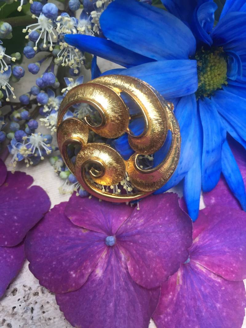 Vintage Goldfarbene Runde Wirbel Brosche Anstecknadel von TheHavenFinds