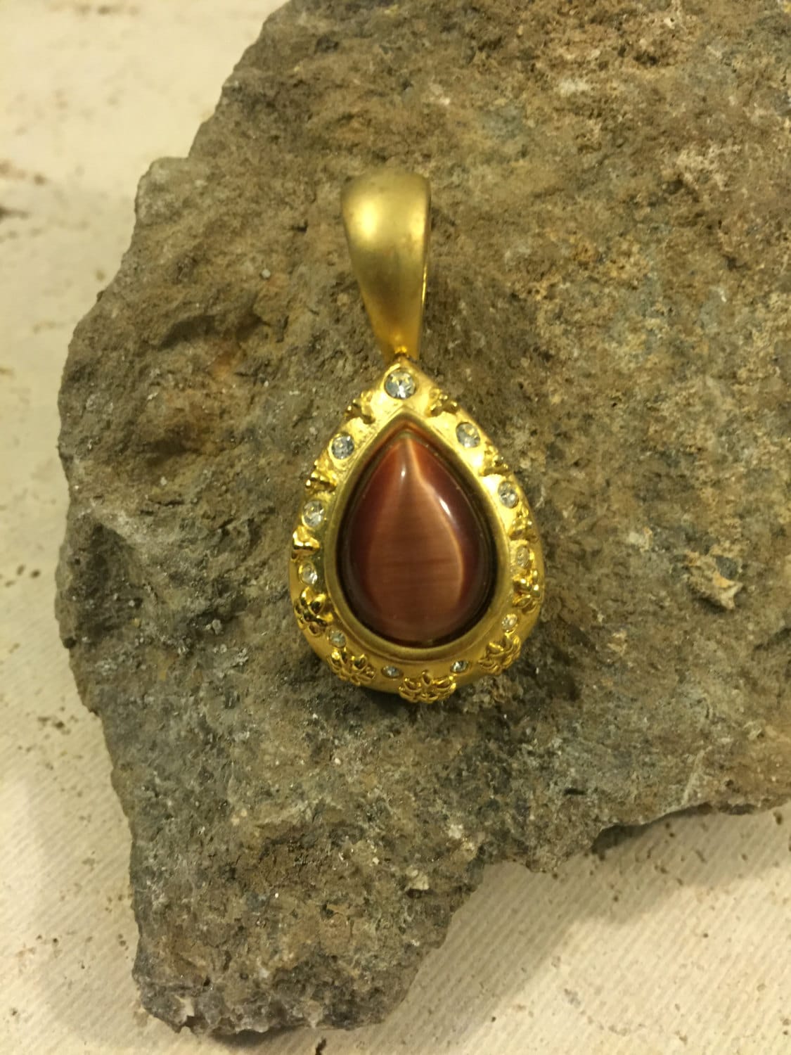 Vintage Goldton Anhänger Mit Braunem Stein & Kristall Akzenten, Nachlass Anhänger, Schmuck, Geschenke Für Sie, Mama von TheHavenFinds