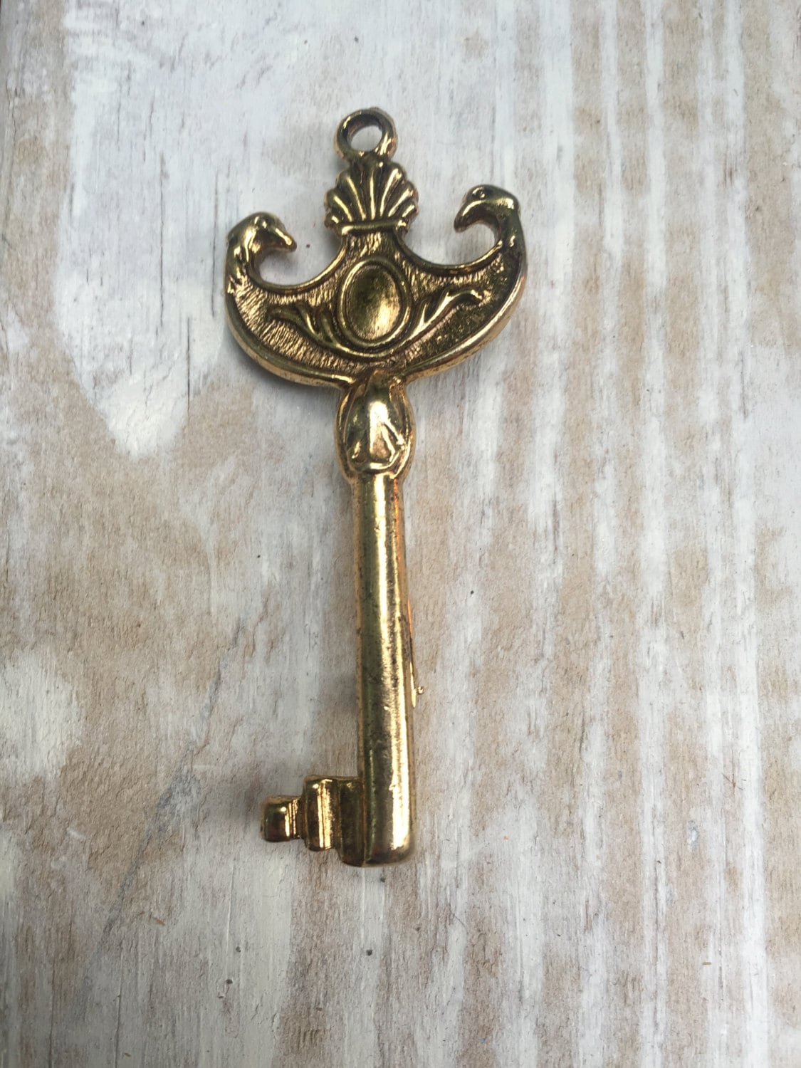 Vintage Goldton Schlüssel Brosche Anstecknadel von TheHavenFinds