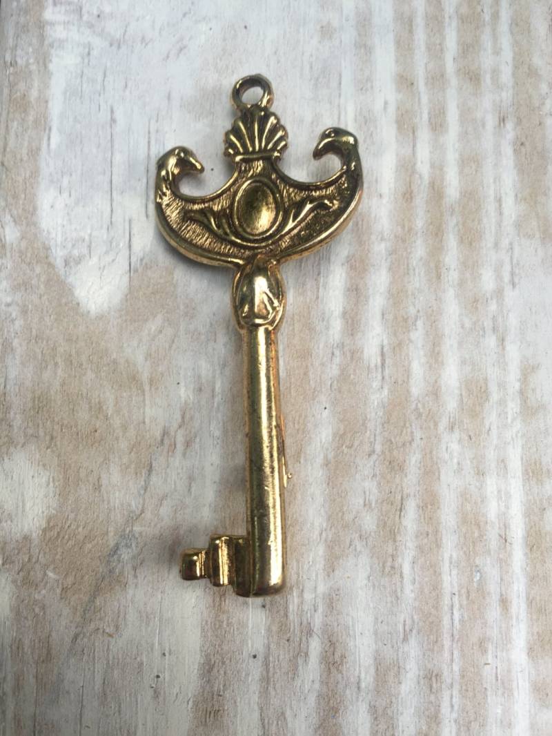 Vintage Goldton Schlüssel Brosche Anstecknadel von TheHavenFinds