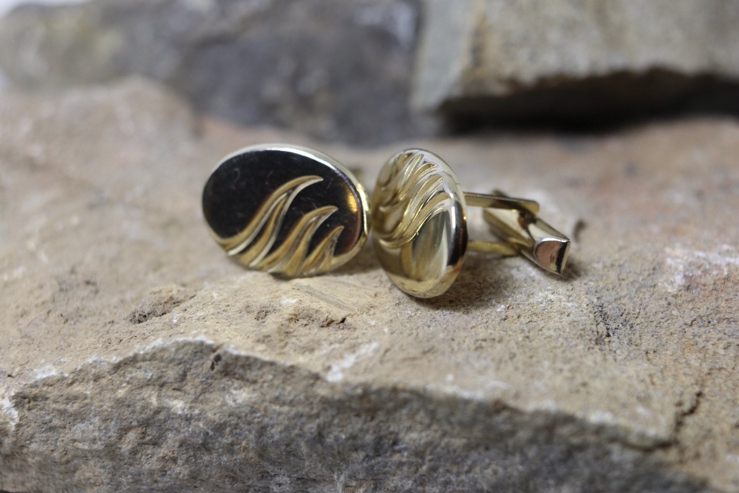 Vintage Oval Goldfarbene Manschettenknöpfe 1950Er Jahre Mit Der Prägung Patent 2472958 von TheHavenFinds