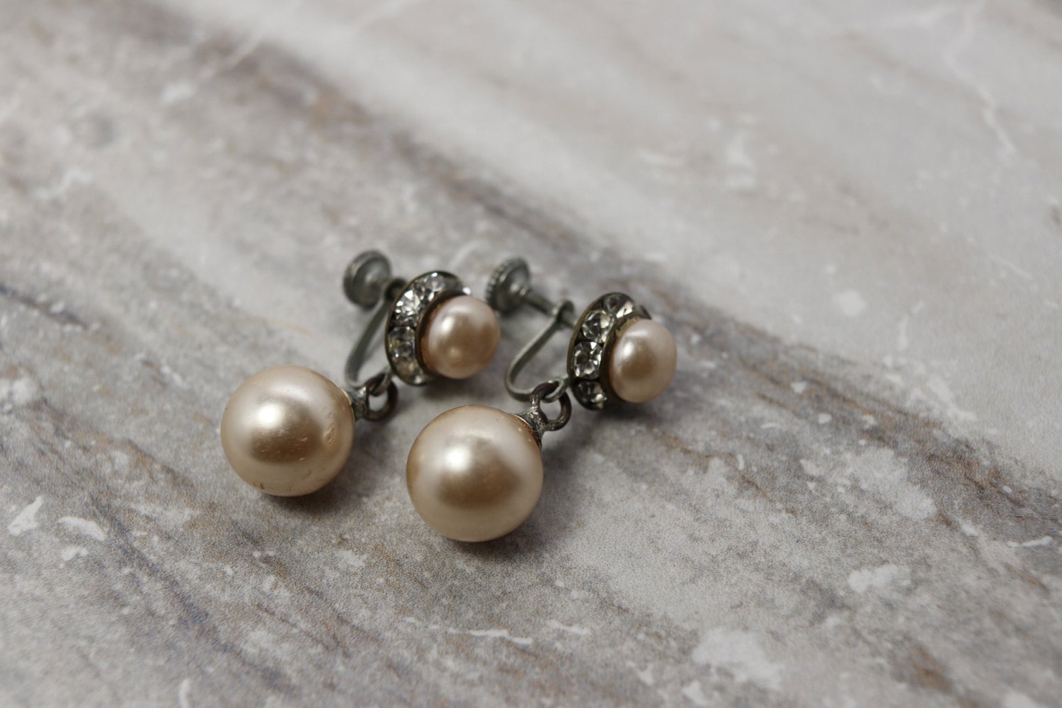 Vintage Perlen & Strass Ohrringe, Schraubrücken Signiert, Juni Geburtsstein, Prom Schmuck, Nachlass Brautschmuck von TheHavenFinds