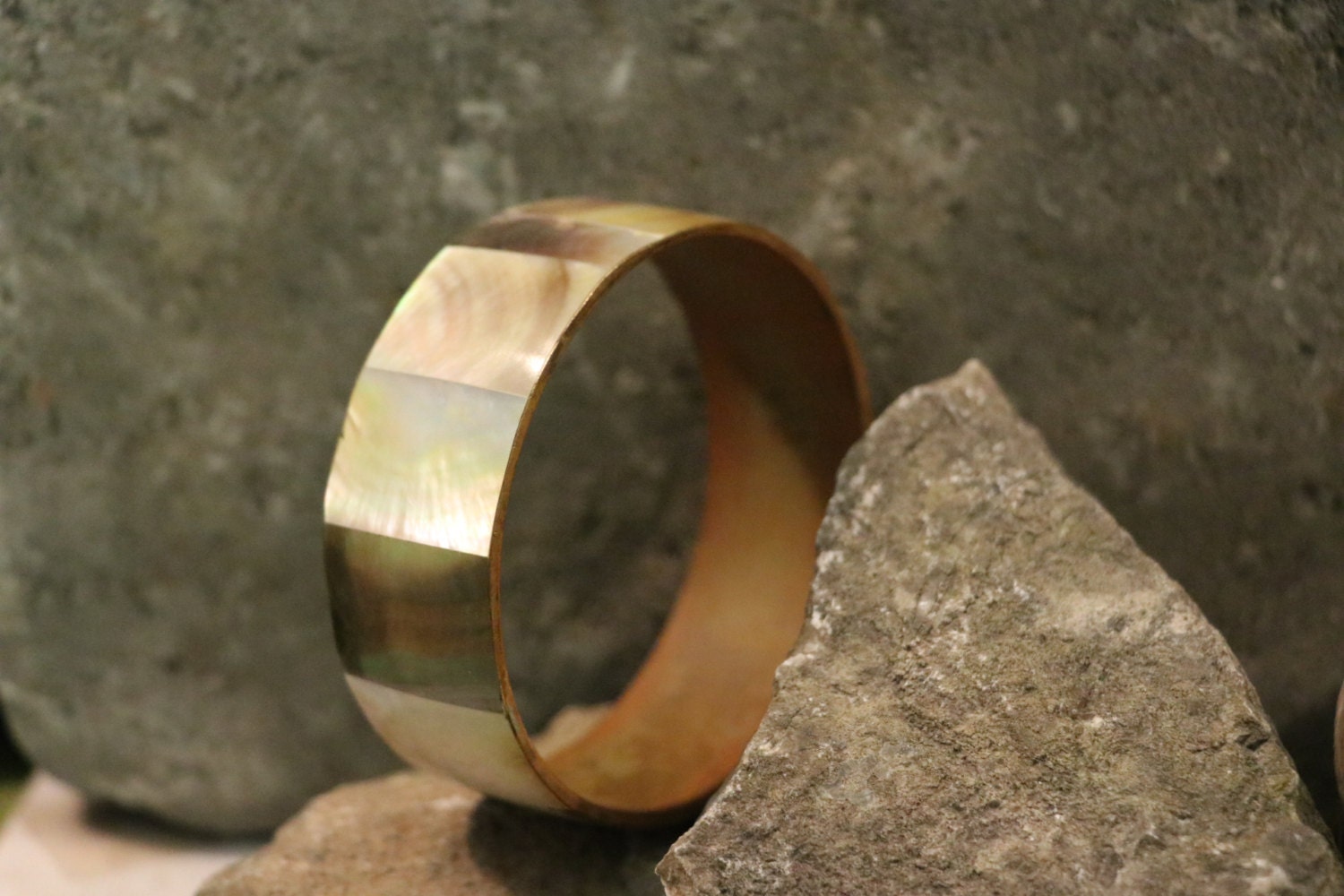 Vintage Perlmutt Armreif, Retro Weiß, Cremes Und Brauntöne von TheHavenFinds