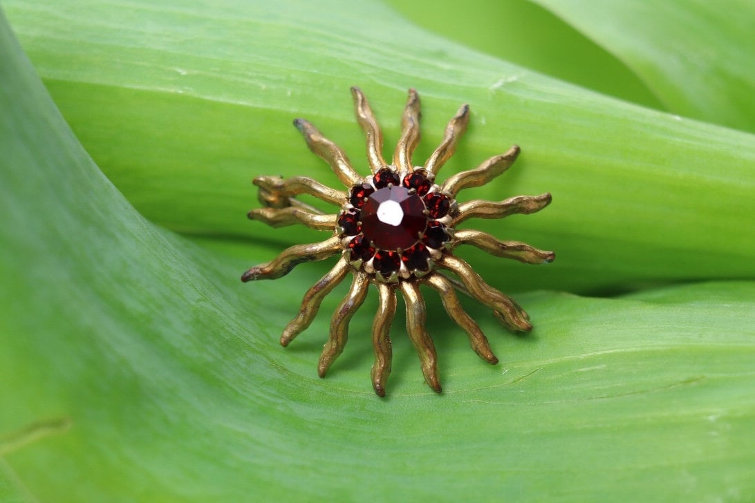 Vintage Rote Starburst Brosche, Goldfarbene Kunstperle Runde Mid-Century Nachlass Schmuck, Muttertag Geschenk von TheHavenFinds