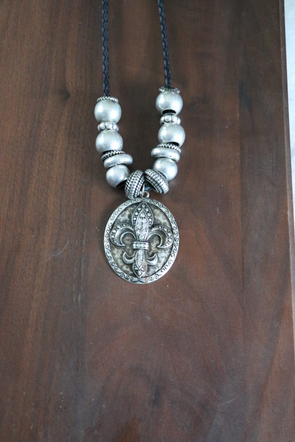 Vintage Seil Halskette Mit Großem Fleur De Li Anhänger von TheHavenFinds