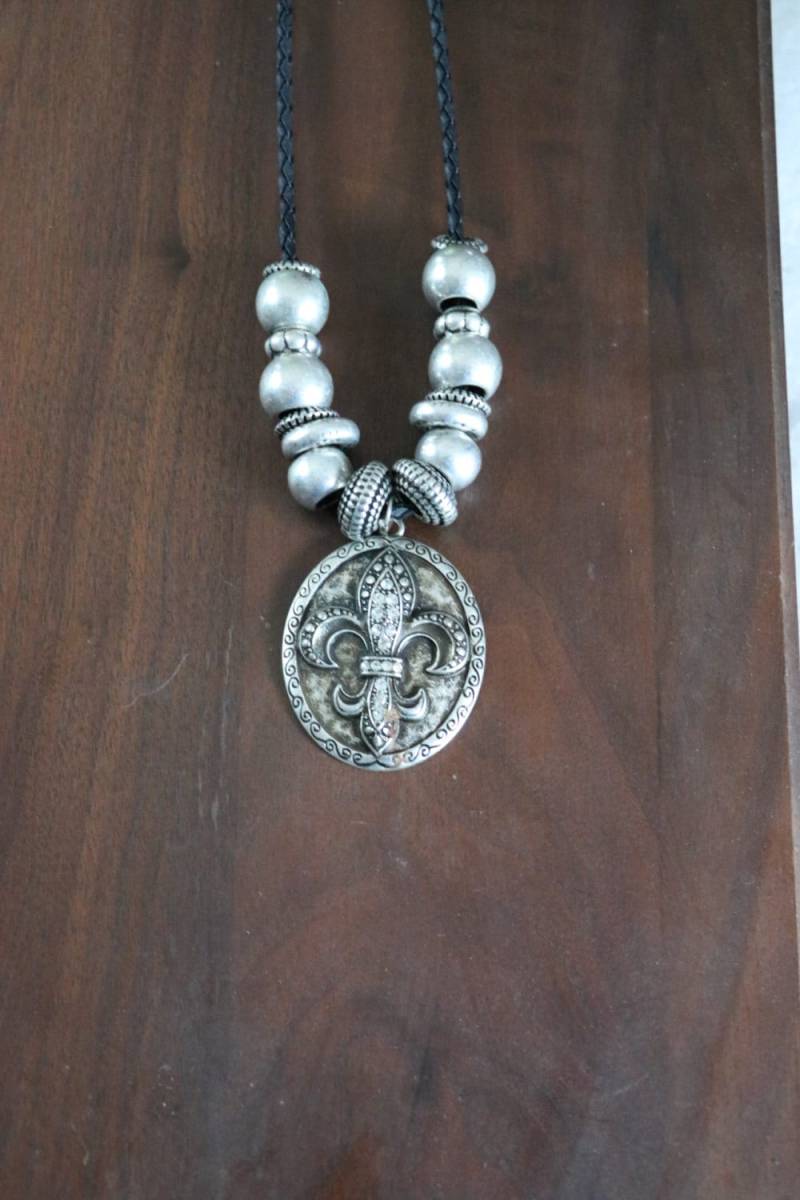 Vintage Seil Halskette Mit Großem Fleur De Li Anhänger von TheHavenFinds