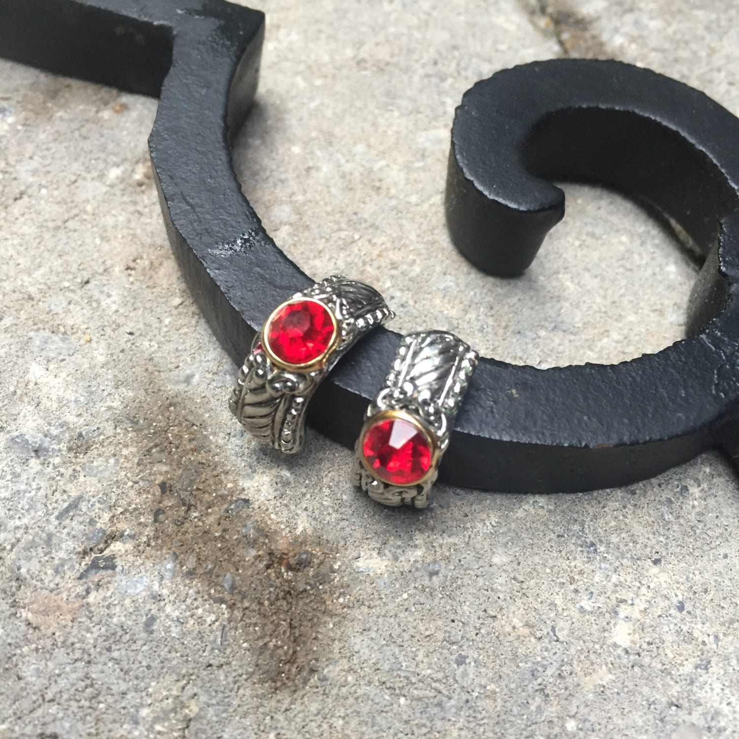 Vintage Silberfarbene Ohrstecker Mit Roten Kristallen, Nachlass Ohrringe, Juli Geburtsstein von TheHavenFinds