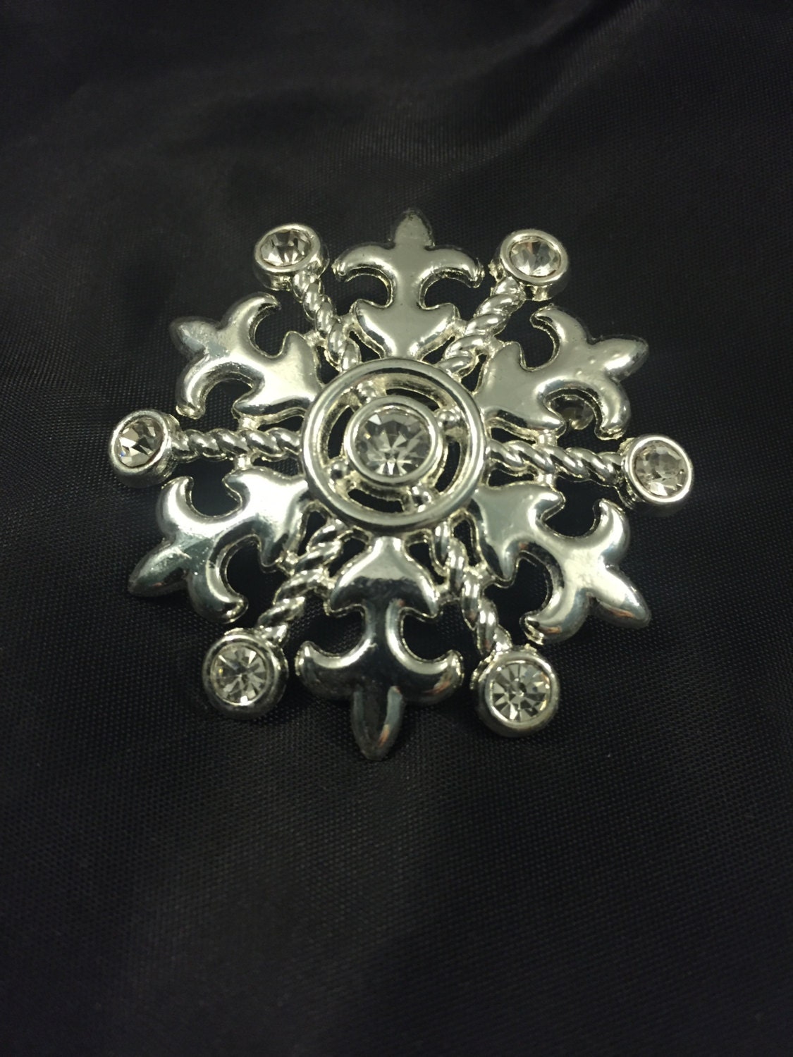 Vintage Silberfarbene Schneeflocke Brosche Mit Kristallakzenten, Weihnachtsbrosche, Weihnachtsschmuck, Geschenke Für Sie, Mutter von TheHavenFinds