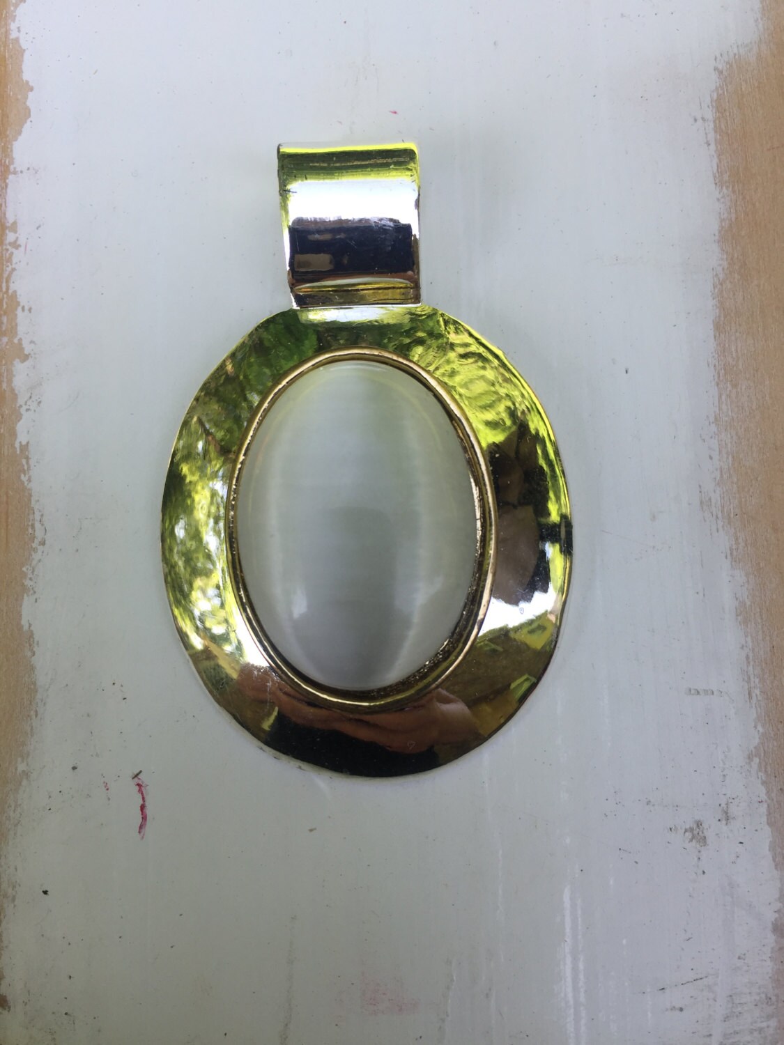 Vintage Silberfarbener Großer Ovaler Anhänger Mit Weißem Stein von TheHavenFinds