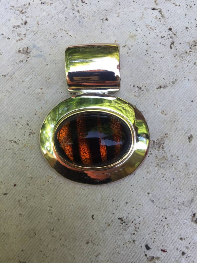 Vintage Silberfarbener Ovaler Anhänger Mit Braunem Stein von TheHavenFinds