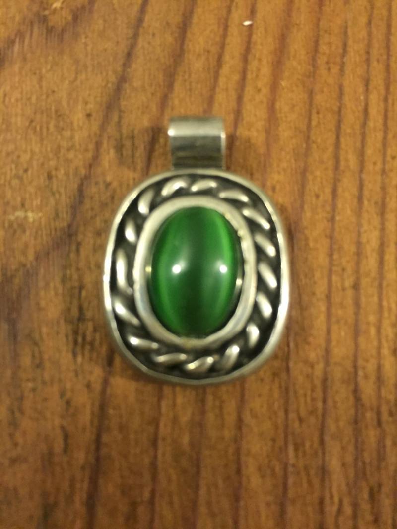 Vintage Silberfarbener Ovaler Anhänger Mit Grünem Stein von TheHavenFinds