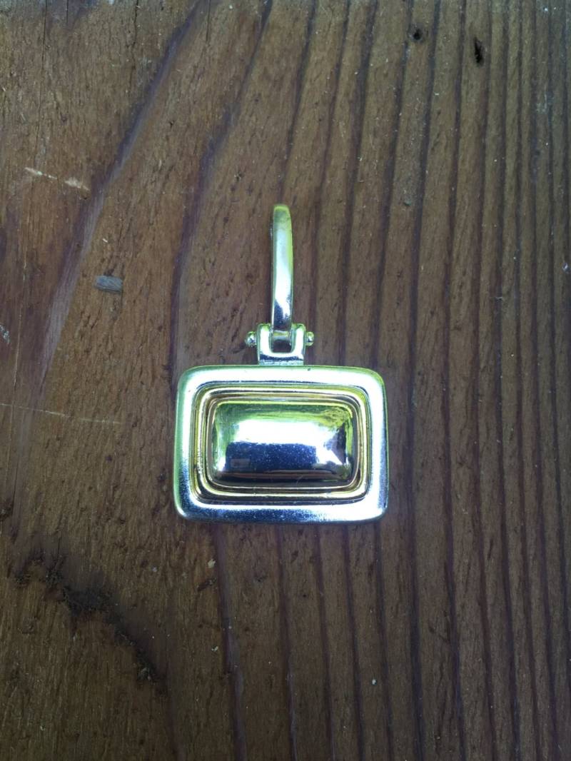 Vintage Silberfarbener Rechteck Anhänger Mit Goldfarbenem Akzent von TheHavenFinds