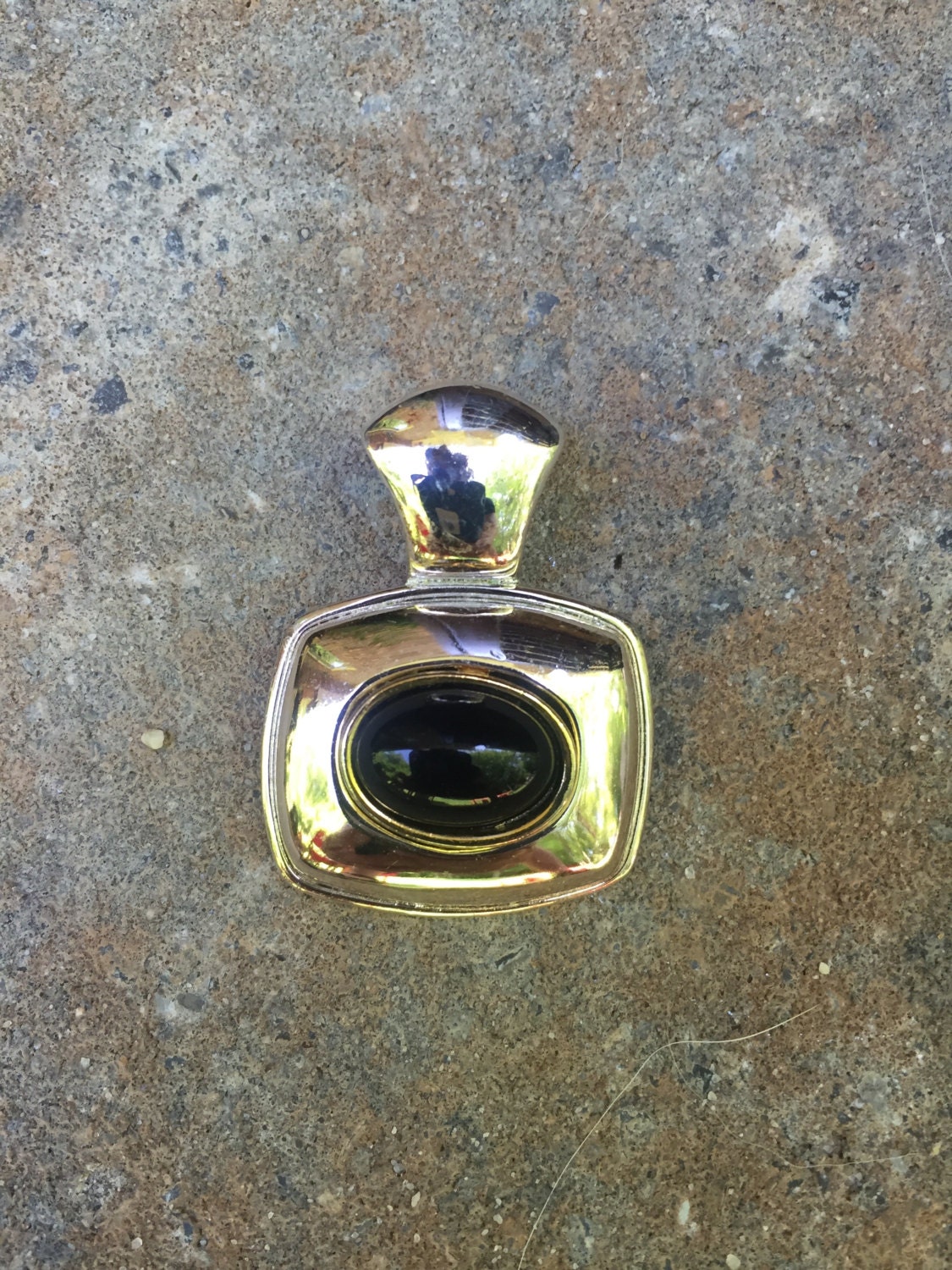 Vintage Silberfarbener Rechteck Anhänger Mit Schwarzem Ovalen Stein von TheHavenFinds