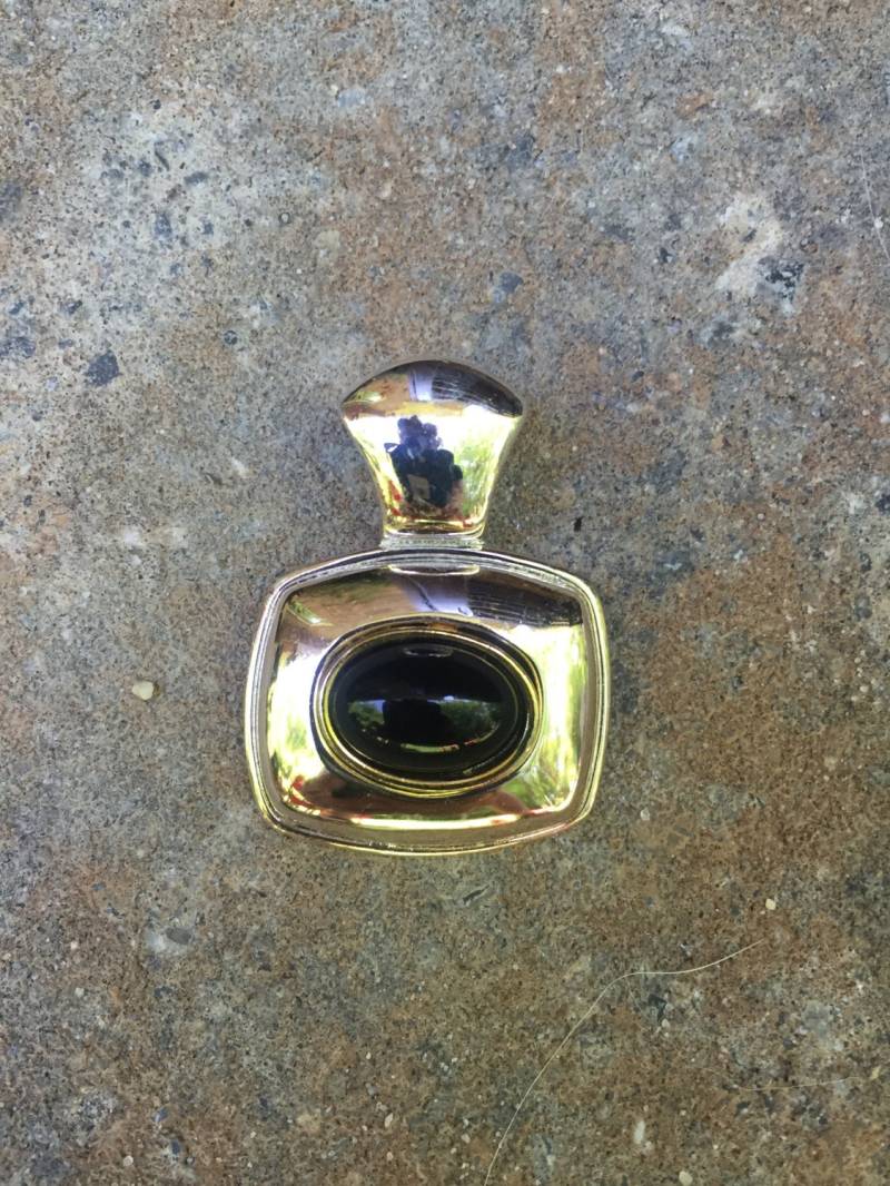 Vintage Silberfarbener Rechteck Anhänger Mit Schwarzem Ovalen Stein von TheHavenFinds