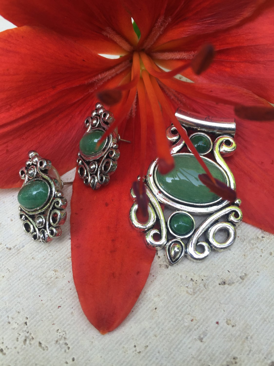 Vintage Silberfarbenes Schmuckset Mit Grünen Steinen - Anhänger & Ohrringe von TheHavenFinds