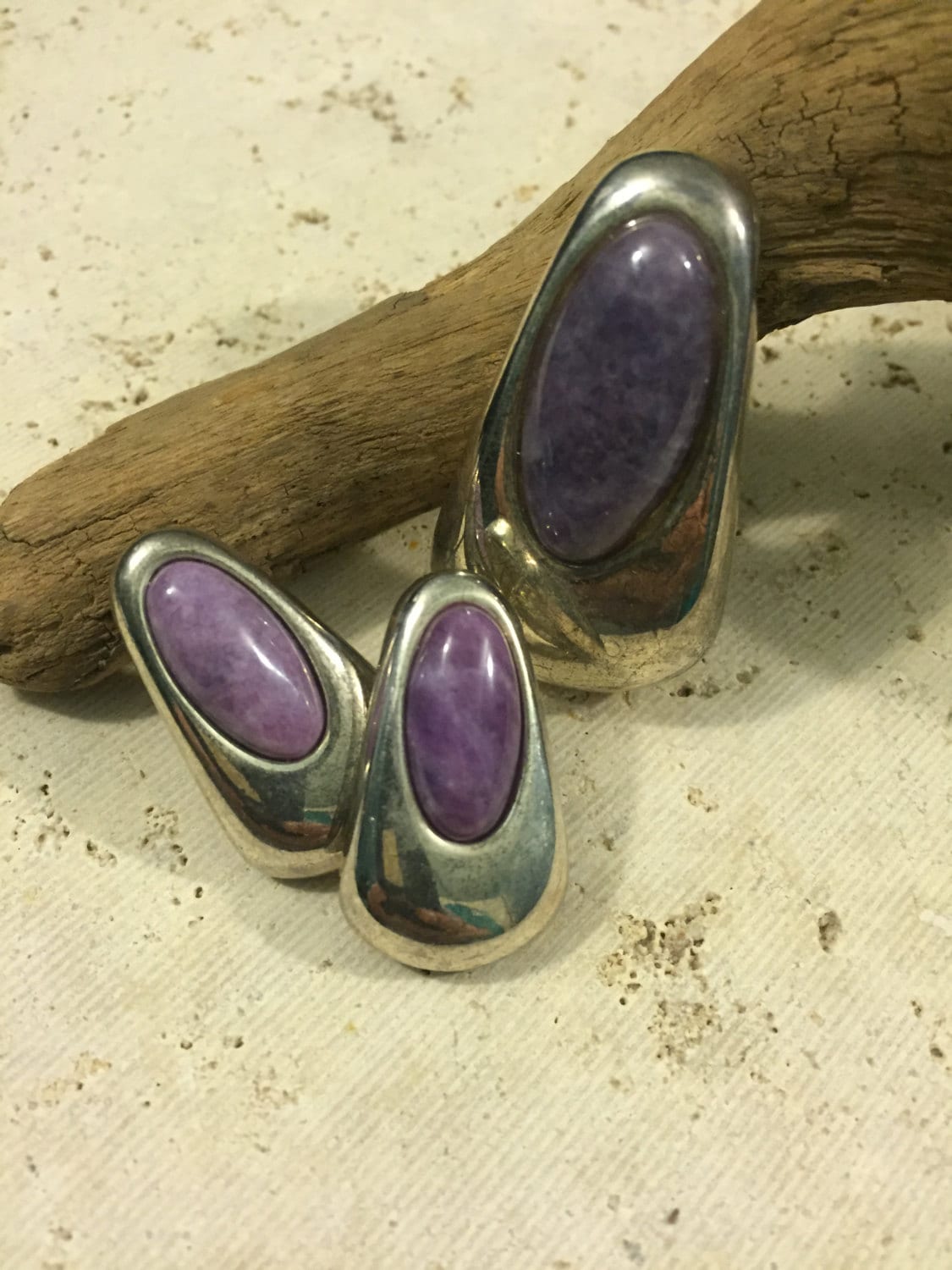 Vintage Silberfarbenes Schmuckset Mit Lila Stein - Anhänger & Ohrringe von TheHavenFinds